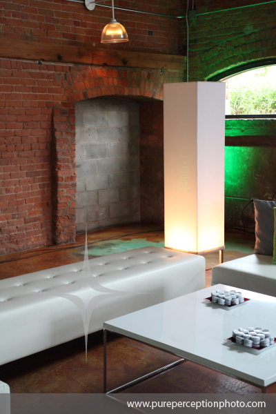 amenagement_elegant_repos_brique_deco_contemporain_blanc_cuir