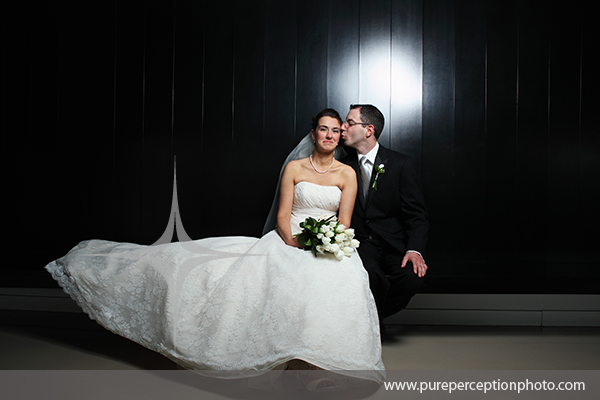 couple_mariage_bec_mur_noir_robe_dentelle_bouquet_tulipes