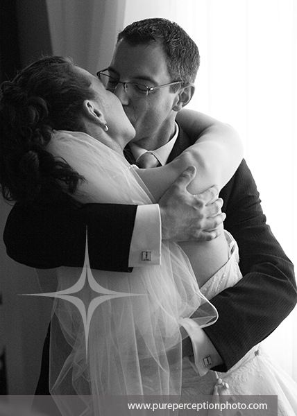 couple_mariage_embrasser_noir_et_blanc