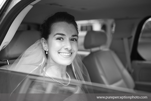 jeune_mariee_souriante_voiture_noir_et_blanc