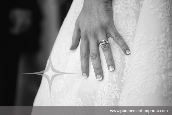 mariage_main_bagues_alliances_mariee_robe_dentelle_noir_et_blanc