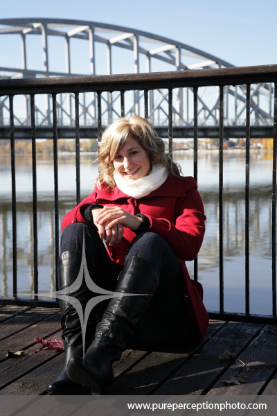 portrait_femme_automne_manteau_rouge_eau_pont_cloture