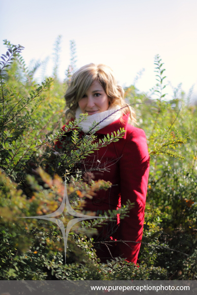 portrait_femme_automne_manteau_rouge_feuillage_buisson