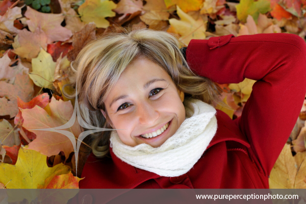 portrait_femme_automne_manteau_rouge_feuilles_jaune_orange