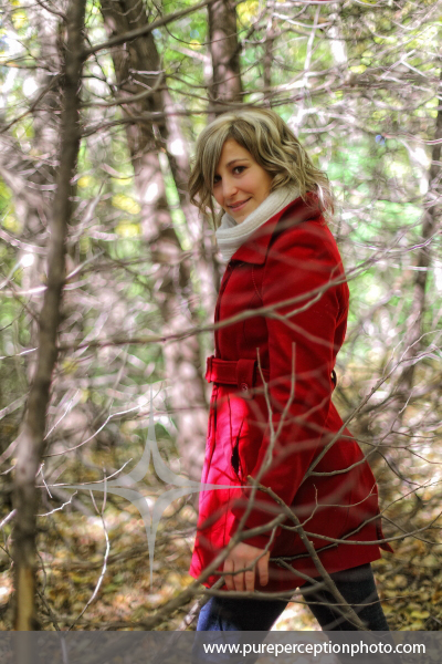 portrait_femme_automne_manteau_rouge_foret_branches