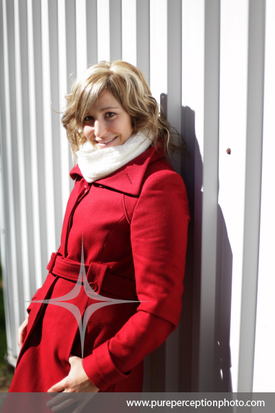 portrait_femme_automne_manteau_rouge_mur_mtalique
